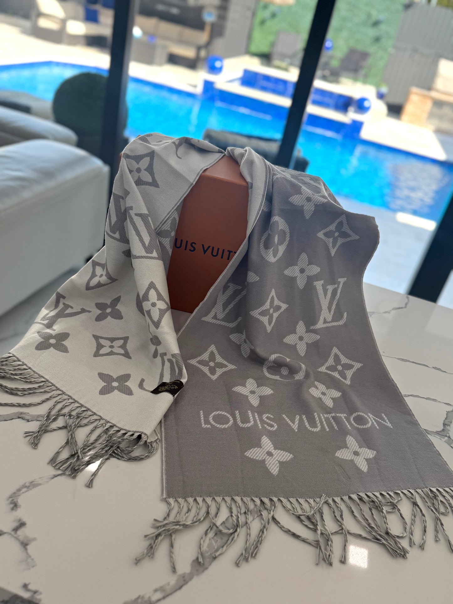LV scarf