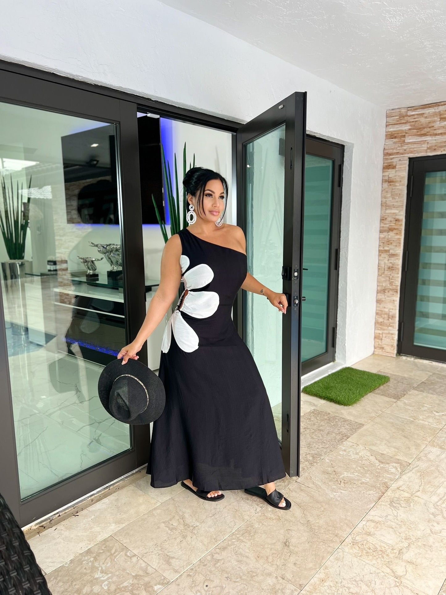 Flower black and white dress